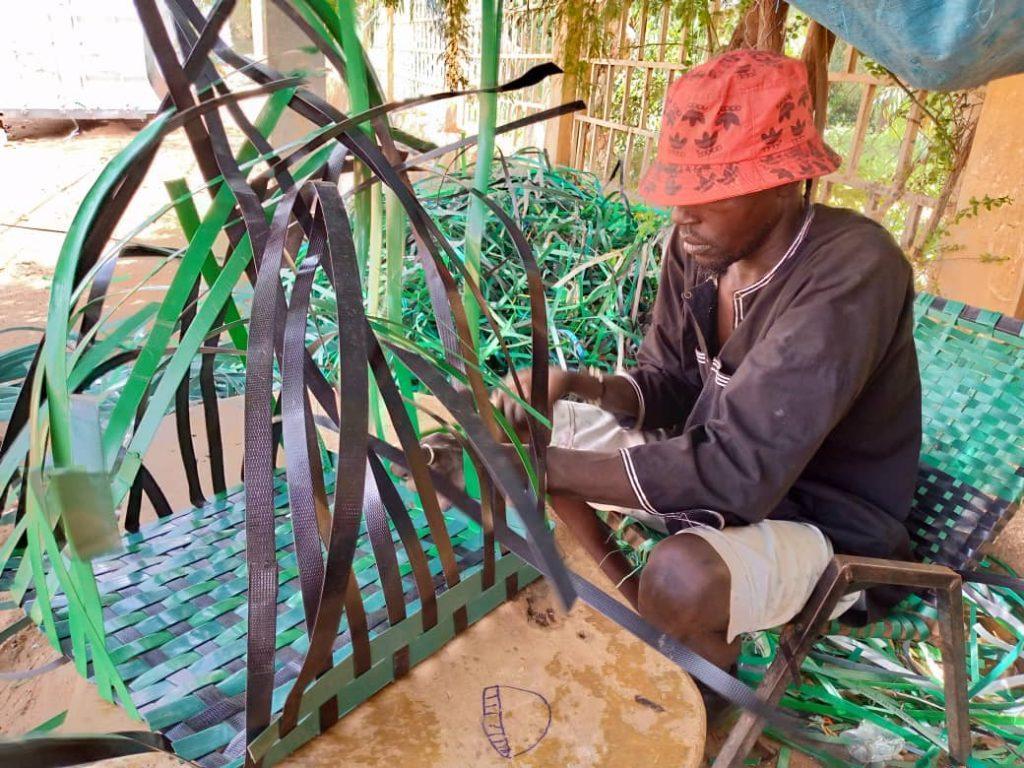 Adamou Mohamed, artisan vannier : Donner de la valeur et une nouvelle vie au plastique usagé Adamou Mohamed, artisan vannier : Donner de la valeur et une nouvelle vie au plastique usagé