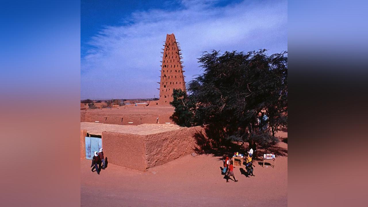 Bref historique du Sultanat de l’Aïr : Un sultanat symbole de l’unité et de la solidarité des confédérations touarègues au tour de l’Amenokal Wan Aïr (Sultan de l’Aïr) Bref historique du Sultanat de l’Aïr : Un sultanat symbole de l’unité et de la solidarité des confédérations touarègues au tour de l’Amenokal Wan Aïr (Sultan de l’Aïr)