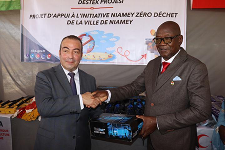 Coopération Niger/Turquie : La TIKA offre du matériel de valorisation des déchets plastiques à la Ville de Niamey Coopération Niger/Turquie : La TIKA offre du matériel de valorisation des déchets plastiques à la Ville de Niamey