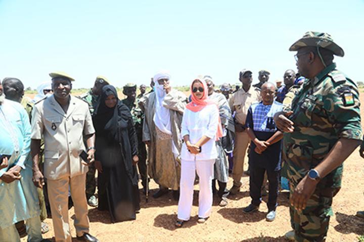 Visite de la ministre de l’Artisanat et du Tourisme à Kouré : Une excursion sur le site des girafes blanches de l’Afrique de l’Ouest Visite de la ministre de l’Artisanat et du Tourisme à Kouré : Une excursion sur le site des girafes blanches de l’Afrique de l’Ouest