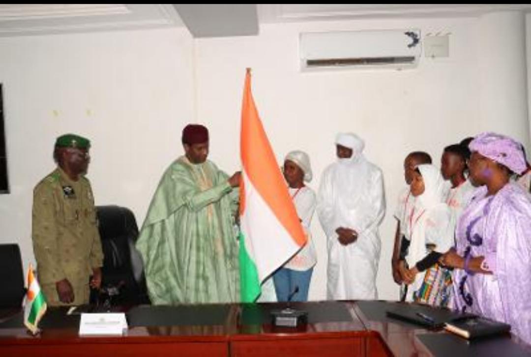 Le Premier Ministre remet officiellement le Drapeau National à la délégation du Niger aux jeux de la compétition mondiale de Robotique Le Premier Ministre remet officiellement le Drapeau National à la délégation du Niger aux jeux de la compétition mondiale de Robotique