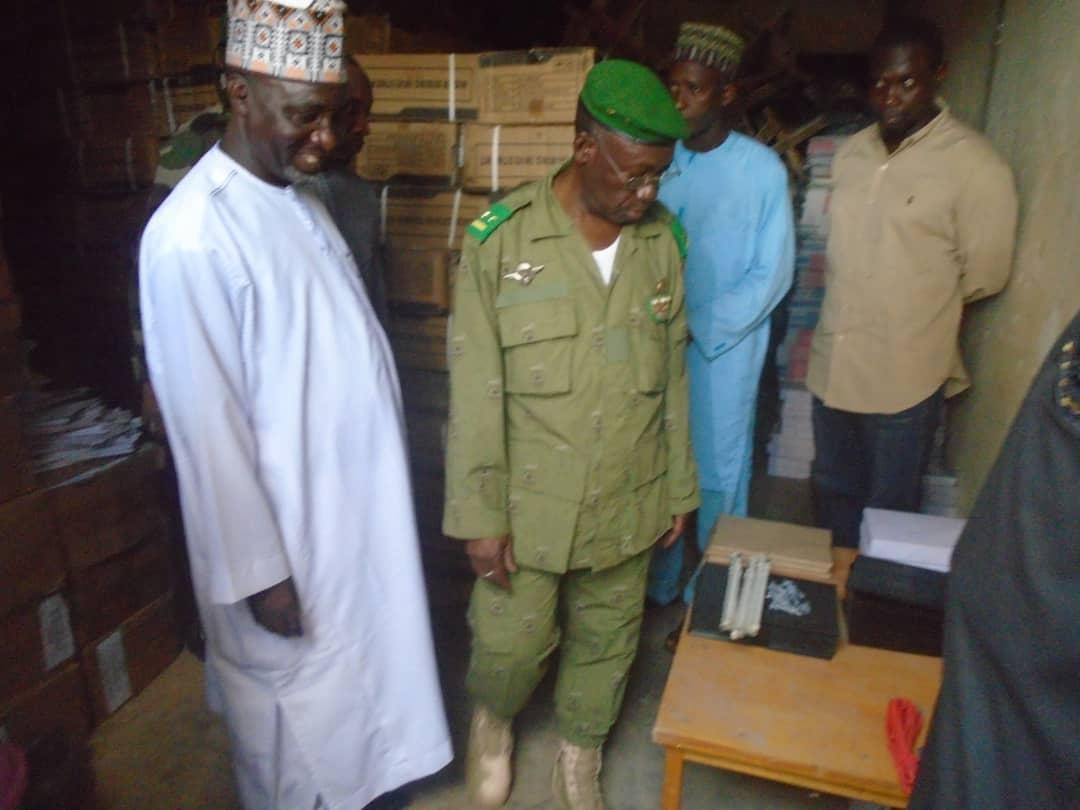 Le gouverneur visite les magasins où sont stockés les fournitures scolaires Le gouverneur visite les magasins où sont stockés les fournitures scolaires
