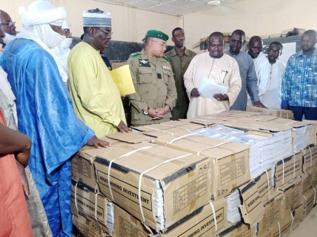 Agadez : Le Gouverneur réceptionne les fournitures scolaires mises à la disposition de la région Agadez : Le Gouverneur réceptionne les fournitures scolaires mises à la disposition de la région