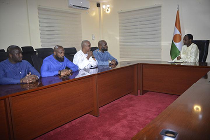 Au cabinet du Premier ministre : M. Lamine Zeine Ali Mahaman reçoit l’activiste panafricain Kemi Seba Au cabinet du Premier ministre : M. Lamine Zeine Ali Mahaman reçoit l’activiste panafricain Kemi Seba