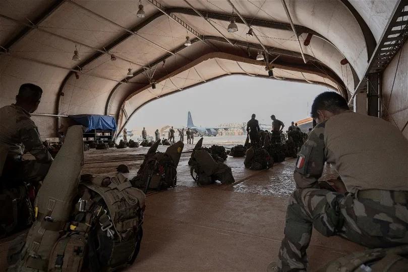L'armée française amorce son retrait du Niger L'armée française amorce son retrait du Niger