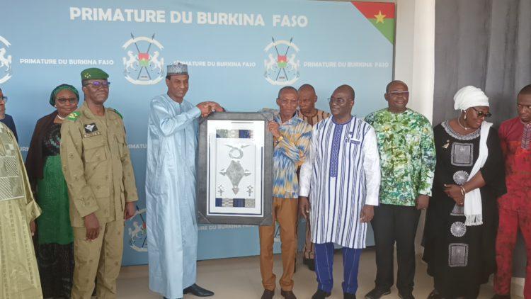 Burkina Faso – Niger : Le Premier ministre nigérien, porteur d’un message du général Tchiani, reçu à la Primature Burkina Faso – Niger : Le Premier ministre nigérien, porteur d’un message du général Tchiani, reçu à la Primature