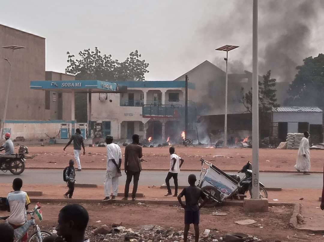 Niamey : incendie dans la station-service Sobami sur le boulevard Tanimou Niamey : incendie dans la station-service Sobami sur le boulevard Tanimou
