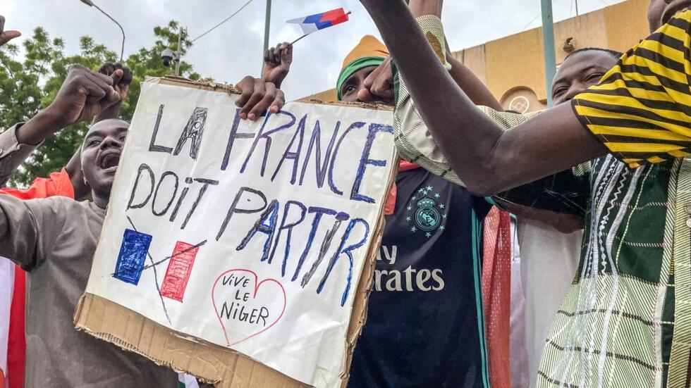 la junte annonce que le retrait des troupes françaises commencera ce mardi la junte annonce que le retrait des troupes françaises commencera ce mardi