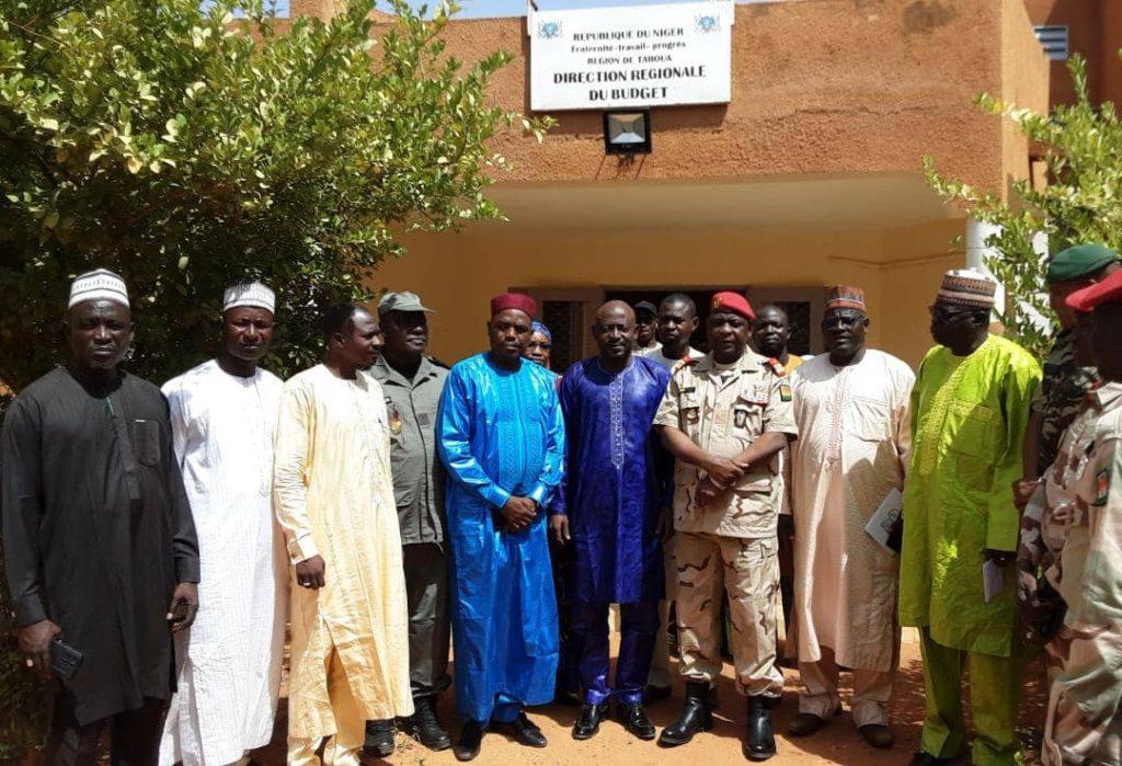 Visite du gouverneur de Tahoua dans les services de la régie financière régionale : « Les finances se portent bien, au niveau de la région », constate le Colonel-major Oumarou Tawayé Visite du gouverneur de Tahoua dans les services de la régie financière régionale : « Les finances se portent bien, au niveau de la région », constate le Colonel-major Oumarou Tawayé