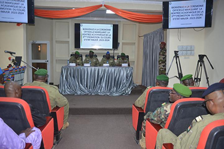 Rentrée académique à l’Ecole Militaire Supérieure : 26 Officiers, dont 3 de pays amis font leur rentrée académique pour la 3ème Promotion du cours d’Etat-major Rentrée académique à l’Ecole Militaire Supérieure : 26 Officiers, dont 3 de pays amis font leur rentrée académique pour la 3ème Promotion du cours d’Etat-major