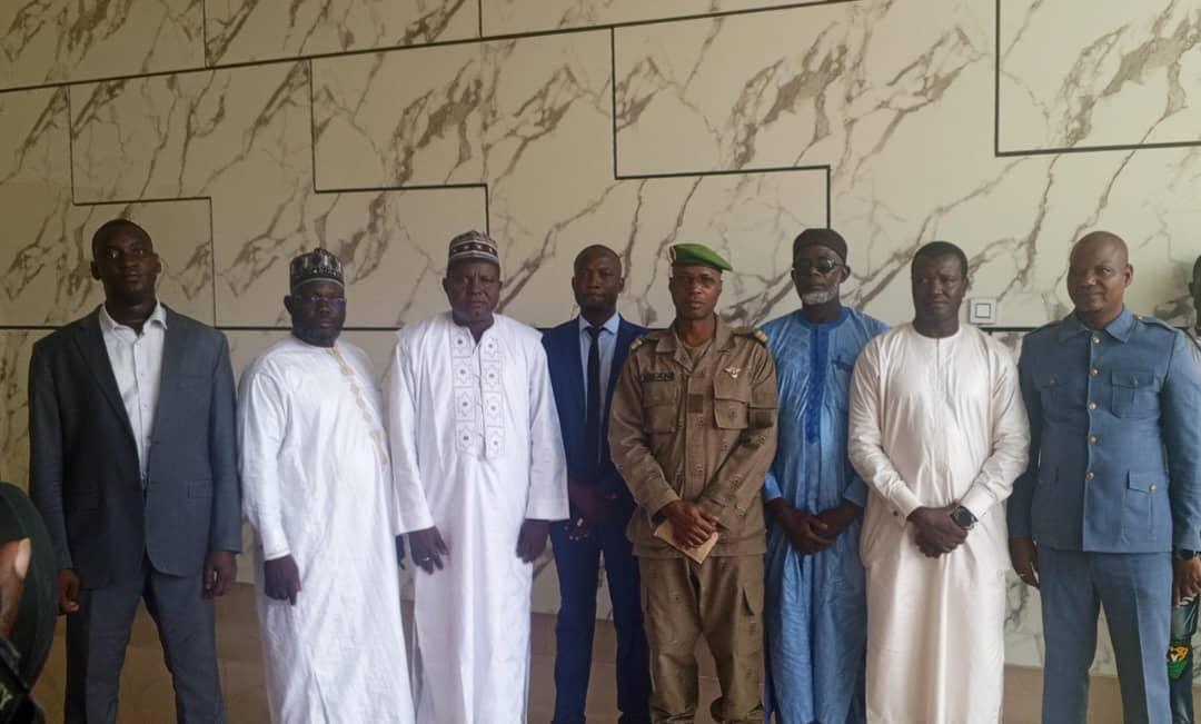 Soutien au CNSP : Les ressortissants du village de Koulikoira apportent leur contribution symbolique Soutien au CNSP : Les ressortissants du village de Koulikoira apportent leur contribution symbolique