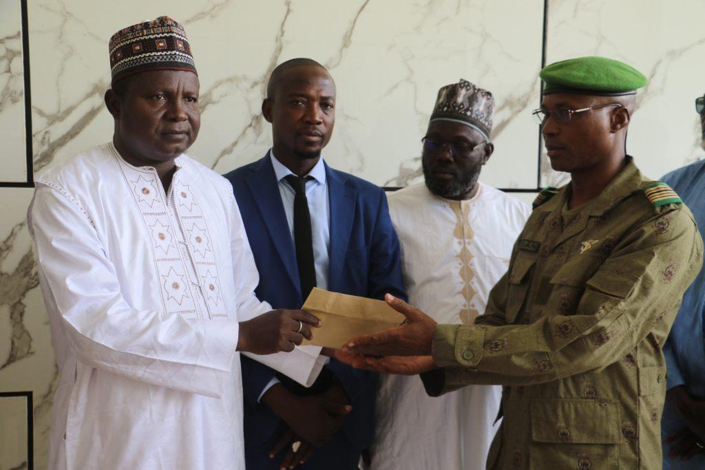 La population du village de Koulikoira apporte sa modeste contribution à l’effort de la patrie La population du village de Koulikoira apporte sa modeste contribution à l’effort de la patrie