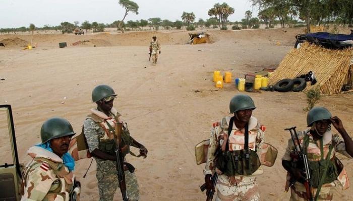 Le capitaine des Étalons, Bertrand Traoré s'est prononcé sur l'équipe nationale bukinabè avant la CAN Côte d’Ivoire 2023. C'est à travers un entretien téléphonique depuis l’Angleterre le samedi 14 octobre 2023, que Bertrand Traoré, a partagé ses différentes convictions à propos de la forme de l’équipe nationale burkinabè actuelle.
Burkina Faso - CAN côte d'Ivoire 2023: le capitaine Bertrand Traoré ordonne le renforcement de l'équipe nationale
À en croire le capitaine, l'équipe formée n'est pas au sommet de sa forme pour la prochaine Coupe d’Afrique des Nations (CAN) en Côte d’Ivoire. Les cinq derniers matchs des étalons n'ont pas donné un résultat significatif selon Bertrand Traoré. Les «Étalons, sous la direction de l’entraîneur Hubert Velud, ont connu une série de trois nuls et deux défaites, marquant seulement deux buts et en concédant cinq».
Ces différents résultats donnent déjà assez de réflexions pour le capitaine. Ceci m'amène à remettre en question l'équipe formée. Sans détour, Bertrand Traoré, avoue que l'équipe n’est pas sur une bonne dynamique. Pour ce faire, il ordonne en insistant sur la formation d'une équipe solide pour une victoire agréable lors de la CAN Côte d’Ivoire 2023, qui commence dans environ trois mois. Le capitaine des Étalons, Bertrand Traoré s'est prononcé sur l'équipe nationale bukinabè avant la CAN Côte d’Ivoire 2023. C'est à travers un entretien téléphonique depuis l’Angleterre le samedi 14 octobre 2023, que Bertrand Traoré, a partagé ses différentes convictions à propos de la forme de l’équipe nationale burkinabè actuelle. Burkina Faso - CAN côte d'Ivoire 2023: le capitaine Bertrand Traoré ordonne le renforcement de l'équipe nationale À en croire le capitaine, l'équipe formée n'est pas au sommet de sa forme pour la prochaine Coupe d’Afrique des Nations (CAN) en Côte d’Ivoire. Les cinq derniers matchs des étalons n'ont pas donné un résultat significatif selon Bertrand Traoré. Les «Étalons, sous la direction de l’entraîneur Hubert Velud, ont connu une série de trois nuls et deux défaites, marquant seulement deux buts et en concédant cinq». Ces différents résultats donnent déjà assez de réflexions pour le capitaine. Ceci m'amène à remettre en question l'équipe formée. Sans détour, Bertrand Traoré, avoue que l'équipe n’est pas sur une bonne dynamique. Pour ce faire, il ordonne en insistant sur la formation d'une équipe solide pour une victoire agréable lors de la CAN Côte d’Ivoire 2023, qui commence dans environ trois mois.