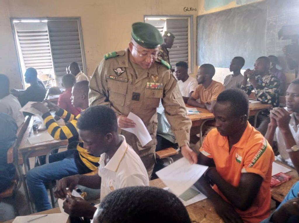 Agadez : Le Gouverneur lance les épreuves écrites du recrutement des élèves gendarmes Agadez : Le Gouverneur lance les épreuves écrites du recrutement des élèves gendarmes