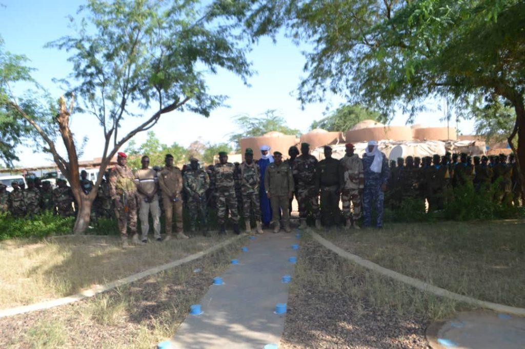Etape d’Iférouane : Le gouverneur réceptionne un CSI et tient un rapport général au 24ème BIA Etape d’Iférouane : Le gouverneur réceptionne un CSI et tient un rapport général au 24ème BIA