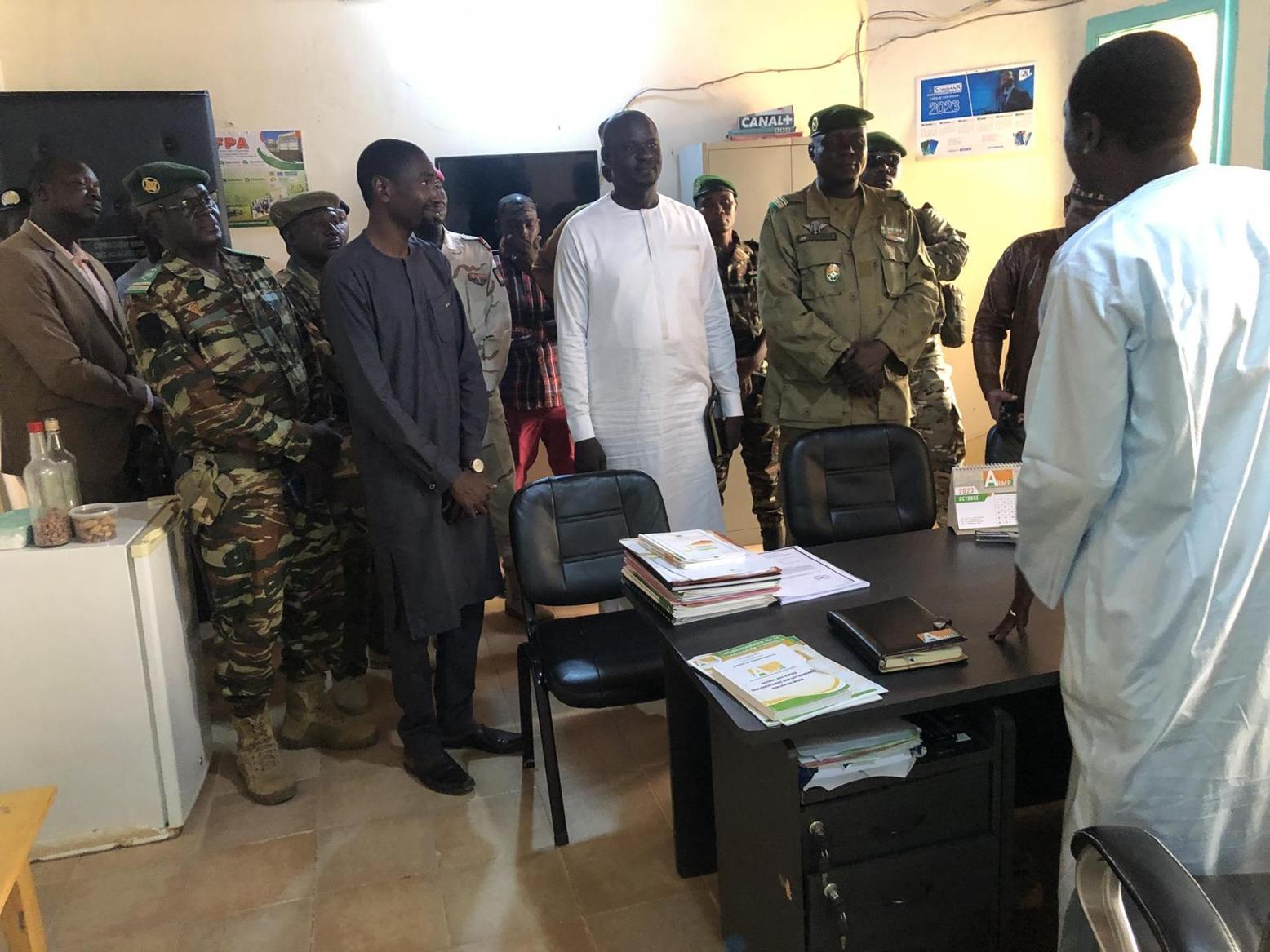 Tillabéri : Le Gouverneur Maina Boukar effectue une visite de travail au niveau des directions de l’éducation et des régies financières de la région Tillabéri : Le Gouverneur Maina Boukar effectue une visite de travail au niveau des directions de l’éducation et des régies financières de la région
