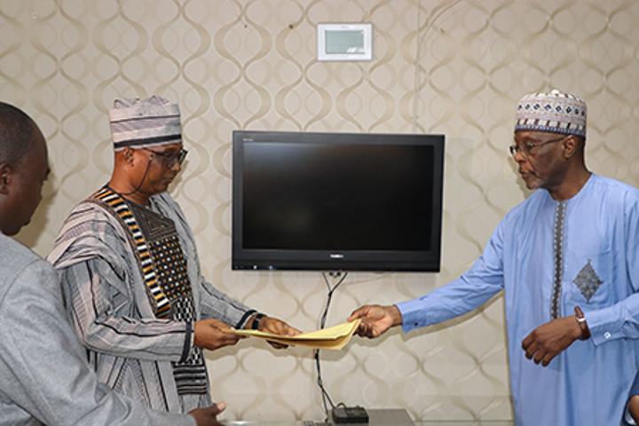 Coopération : Le Consul Général du Burkina Faso et le Chef de délégation du CICR présentent leurs lettres au ministre Bakary Yaou Sangaré Coopération : Le Consul Général du Burkina Faso et le Chef de délégation du CICR présentent leurs lettres au ministre Bakary Yaou Sangaré