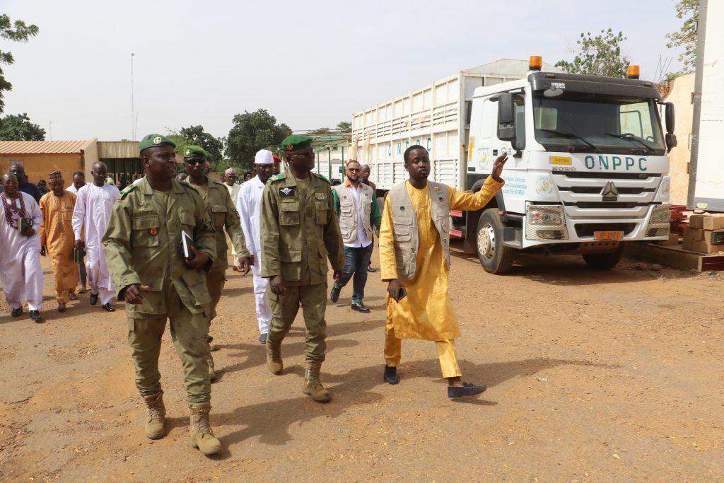 Visites du ministre de la Santé Publique, de la Population et des Affaires sociales : Le Médecin Colonel Garba Hakimi s’informe de la disponibilité des produits pharmaceutiques Visites du ministre de la Santé Publique, de la Population et des Affaires sociales : Le Médecin Colonel Garba Hakimi s’informe de la disponibilité des produits pharmaceutiques