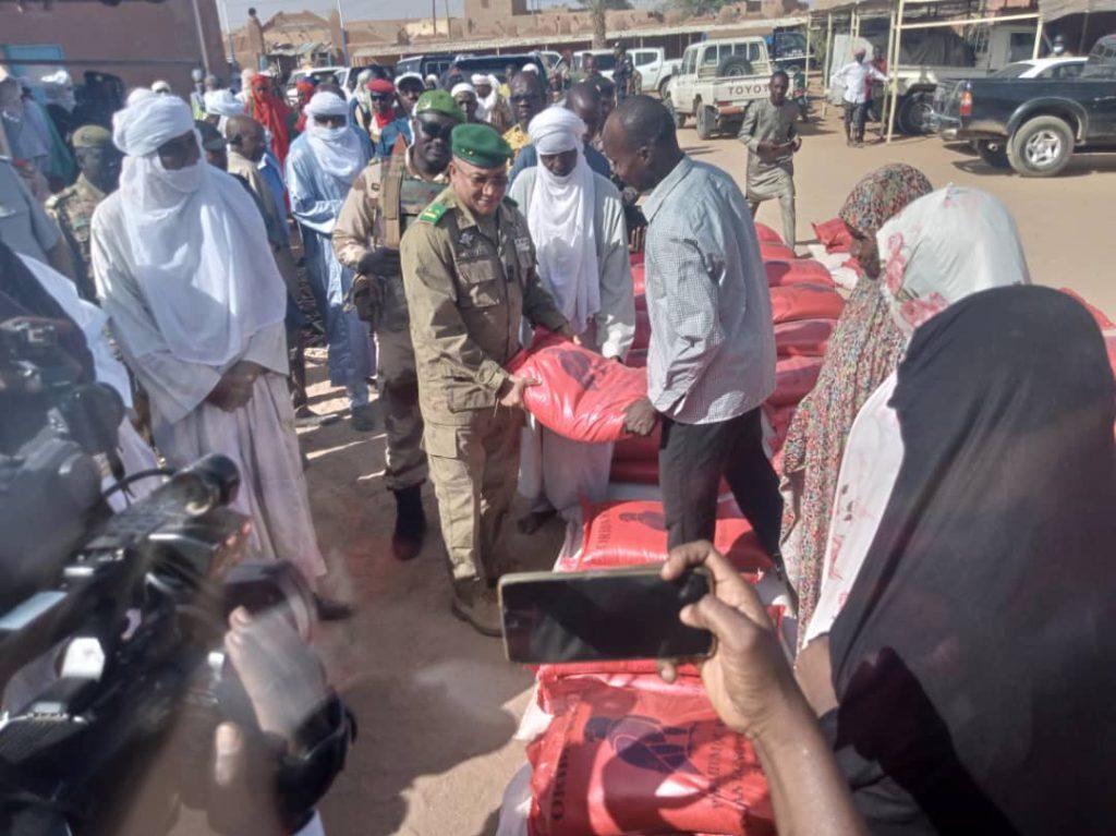 Lancement de distribution gratuite des kits alimentaires au profit des sinistrés de la ville d’Agadez : Le gouvernement met à la disposition des sinistrés 78,5 tonnes de céréales Lancement de distribution gratuite des kits alimentaires au profit des sinistrés de la ville d’Agadez : Le gouvernement met à la disposition des sinistrés 78,5 tonnes de céréales