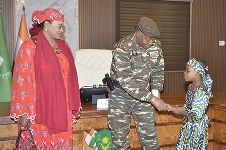 A la Présidence de la République : Le Président du CNSP reçoit une jeune patriote et une délégation des acteurs culturels du Niger A la Présidence de la République : Le Président du CNSP reçoit une jeune patriote et une délégation des acteurs culturels du Niger