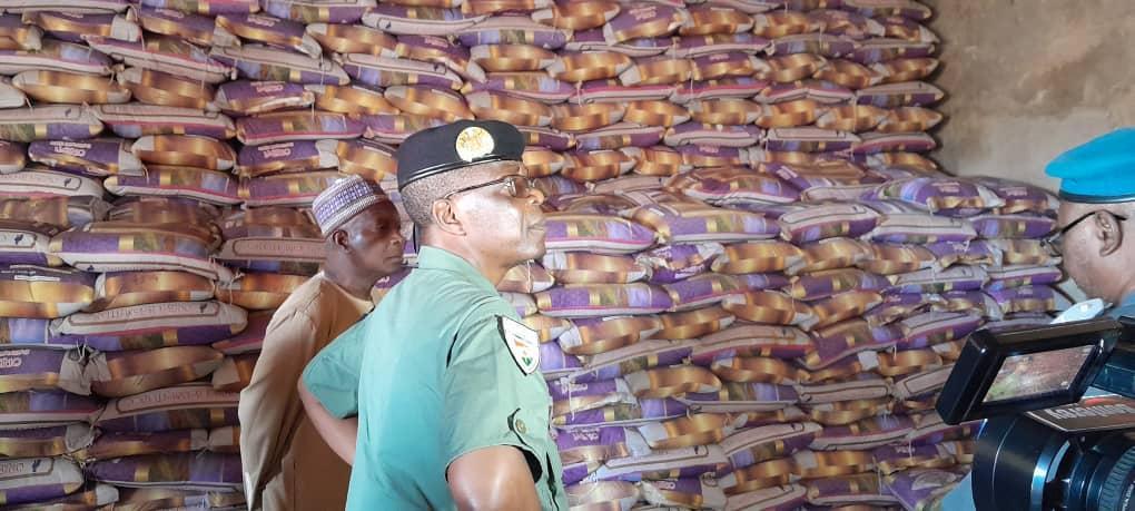 Visite du gouverneur de la région de Maradi dans les magasins des importateurs grossistes Visite du gouverneur de la région de Maradi dans les magasins des importateurs grossistes