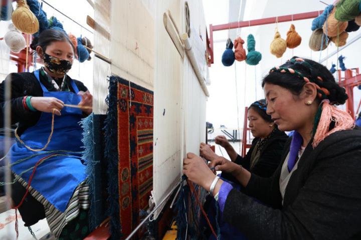 Innovation propels Tibetan carpet industry into new prospects Innovation propels Tibetan carpet industry into new prospects