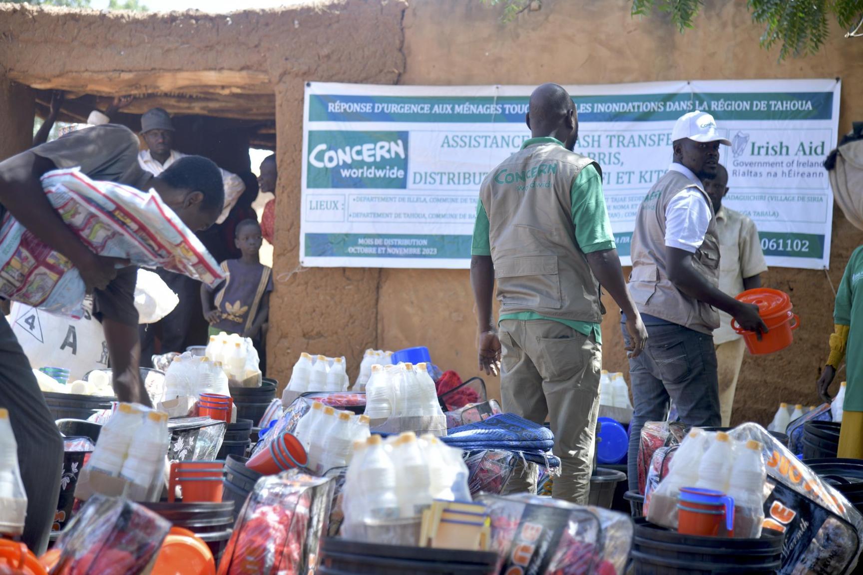 Tahoua : L'ONG Concern fait don des kits d'abris et de cash transfert aux populations victimes d'inondation de Kalfou et de Bagaroua Tahoua : L'ONG Concern fait don des kits d'abris et de cash transfert aux populations victimes d'inondation de Kalfou et de Bagaroua