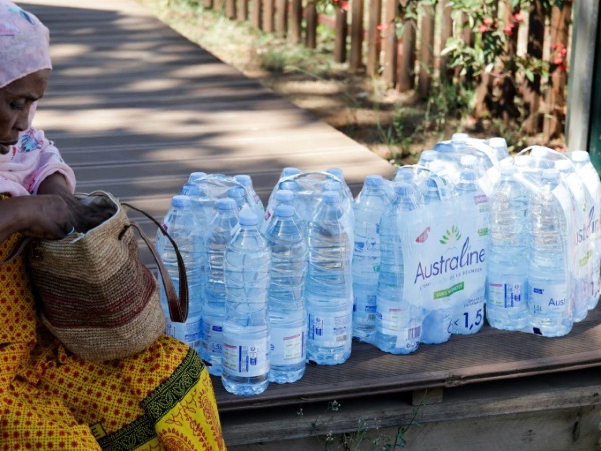 Crise de l'eau à Mayotte : la distribution des bouteilles étendue à toute la population Crise de l'eau à Mayotte : la distribution des bouteilles étendue à toute la population