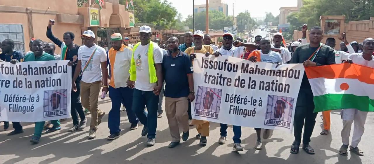 Des manifestants plaident pour l’arrestation de l’ancien Président Issoufou Mahamadou Des manifestants plaident pour l’arrestation de l’ancien Président Issoufou Mahamadou