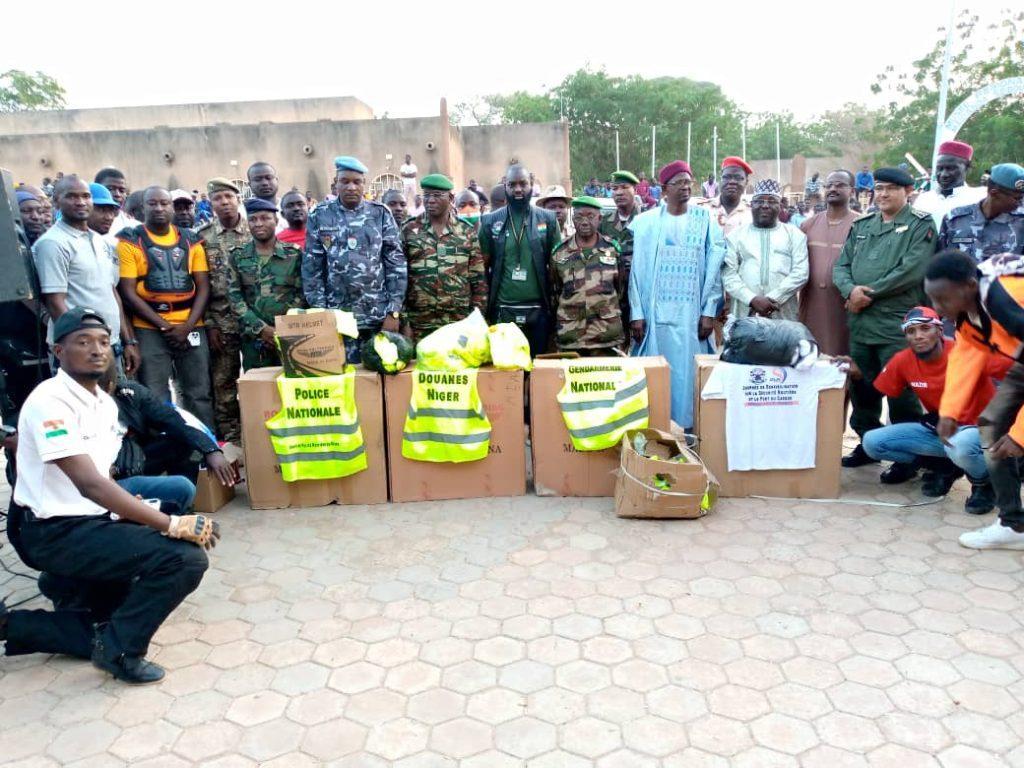 Journée de sensibilisation sur le port du casque dans la région de Dosso : Le Sahel Bikers Club sensibilise les dossolais sur le danger du non-port du casque et remet des casques au profit des FDS Journée de sensibilisation sur le port du casque dans la région de Dosso : Le Sahel Bikers Club sensibilise les dossolais sur le danger du non-port du casque et remet des casques au profit des FDS