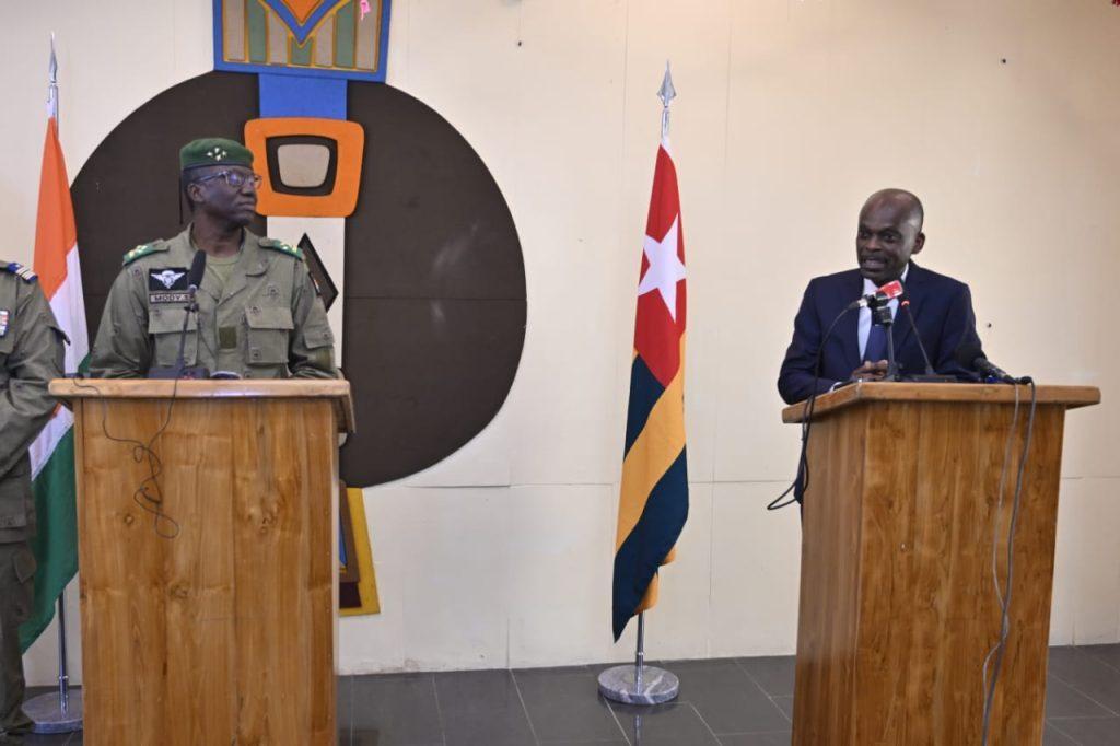 Visite du ministre d’Etat, ministre de la Défense nationale à Lomé (Togo) : Le Président Togolais accepte d’être facilitateur entre le Niger et les partenaires Visite du ministre d’Etat, ministre de la Défense nationale à Lomé (Togo) : Le Président Togolais accepte d’être facilitateur entre le Niger et les partenaires