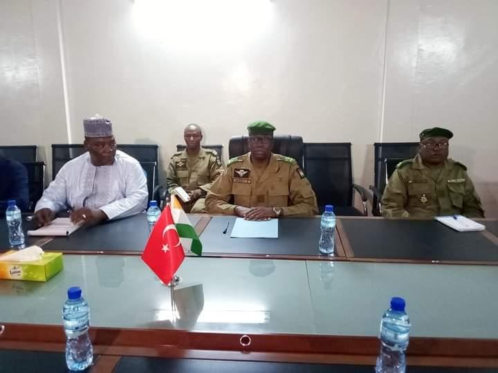 Niamey : Le Ministre d’Etat, de la Défense Nationale reçoit une délégation Turque Niamey : Le Ministre d’Etat, de la Défense Nationale reçoit une délégation Turque