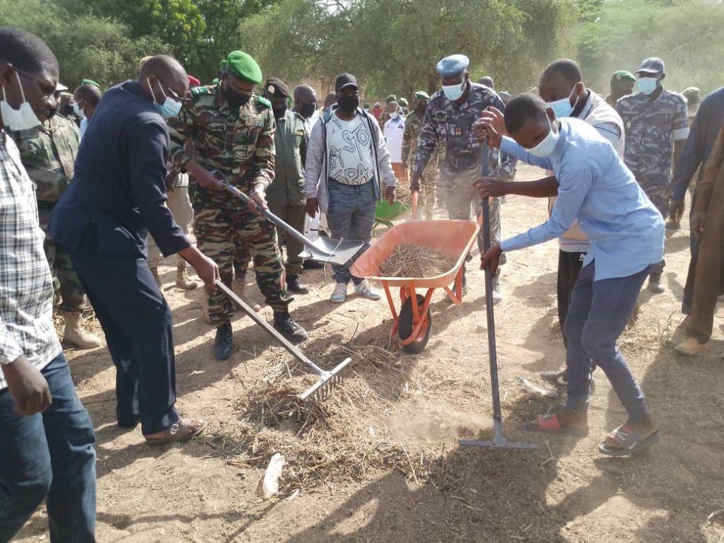 DIFFA/Assainissement : Le Gouverneur Ibrahim Bagadoma participe à une opération de salubrité à la direction régionale de l’environnement DIFFA/Assainissement : Le Gouverneur Ibrahim Bagadoma participe à une opération de salubrité à la direction régionale de l’environnement