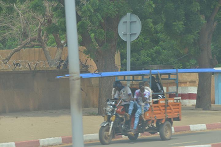 Transport de personnes à Niamey : Les motos tricycles intègrent le paysage de nos routes malgré leur imprudence Transport de personnes à Niamey : Les motos tricycles intègrent le paysage de nos routes malgré leur imprudence