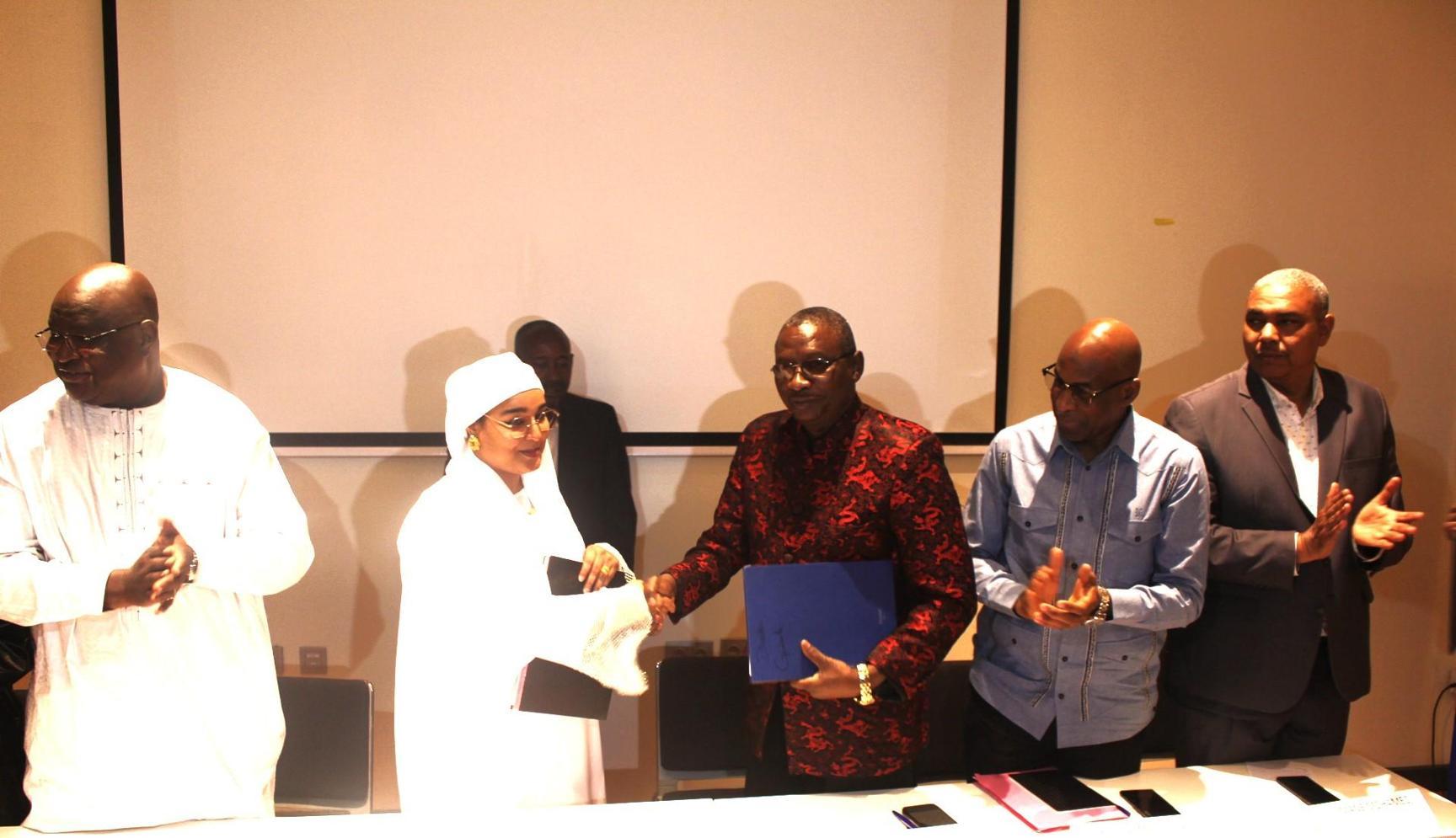 Football : La fenifoot signe une convention de partenariat avec la compagnie Nizar transport Football : La fenifoot signe une convention de partenariat avec la compagnie Nizar transport