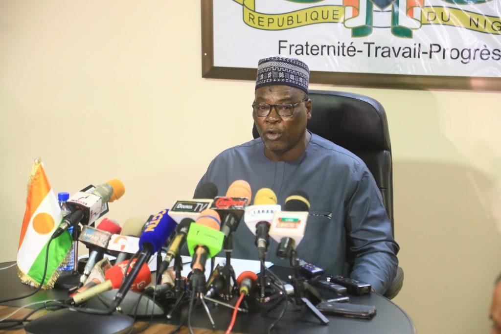Point de presse du ministre de la Justice et des droits de l’Homme, Garde des sceaux : « Cette décision ne laissera pas intact, aux yeux des Nigériens et des millions de citoyens de l’UEMOA, le crédit de cet organe communautaire » déclare M. Alio Daouda Point de presse du ministre de la Justice et des droits de l’Homme, Garde des sceaux : « Cette décision ne laissera pas intact, aux yeux des Nigériens et des millions de citoyens de l’UEMOA, le crédit de cet organe communautaire » déclare M. Alio Daouda