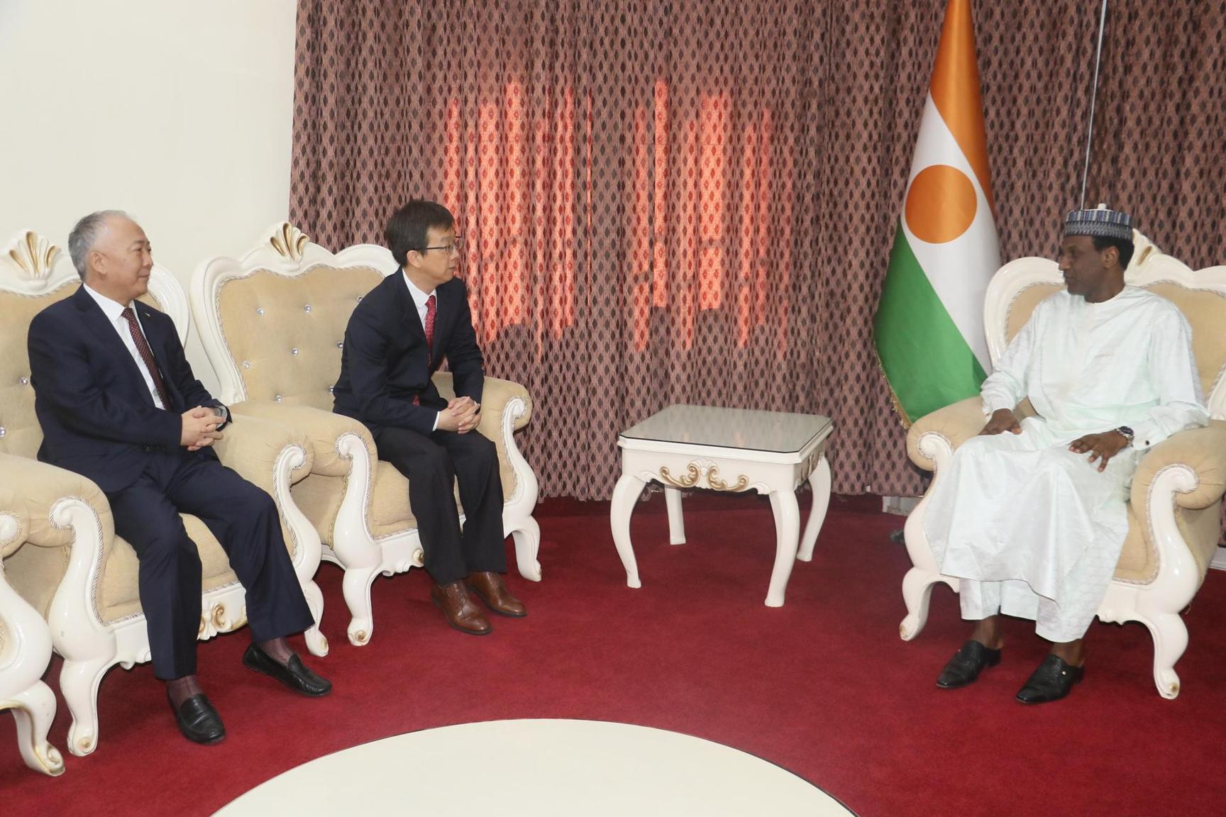 Le renforcement de la coopération dans le domaine du pétrole au centre des échanges entre le Premier Ministre nigérien et l'ambassadeur de Chine au Niger Le renforcement de la coopération dans le domaine du pétrole au centre des échanges entre le Premier Ministre nigérien et l'ambassadeur de Chine au Niger