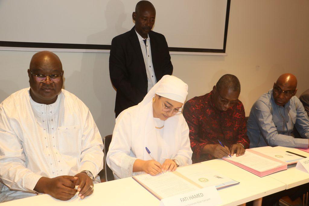 Signature de convention entre la FENIFOOT et NIZAR Transport : Pour le transport des clubs sur toute l’étendue du territoire national Signature de convention entre la FENIFOOT et NIZAR Transport : Pour le transport des clubs sur toute l’étendue du territoire national