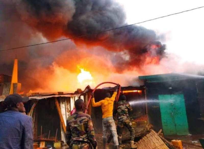 Un incendie fait 19 boutiques consumées dans le grand marché de diffa Un incendie fait 19 boutiques consumées dans le grand marché de diffa