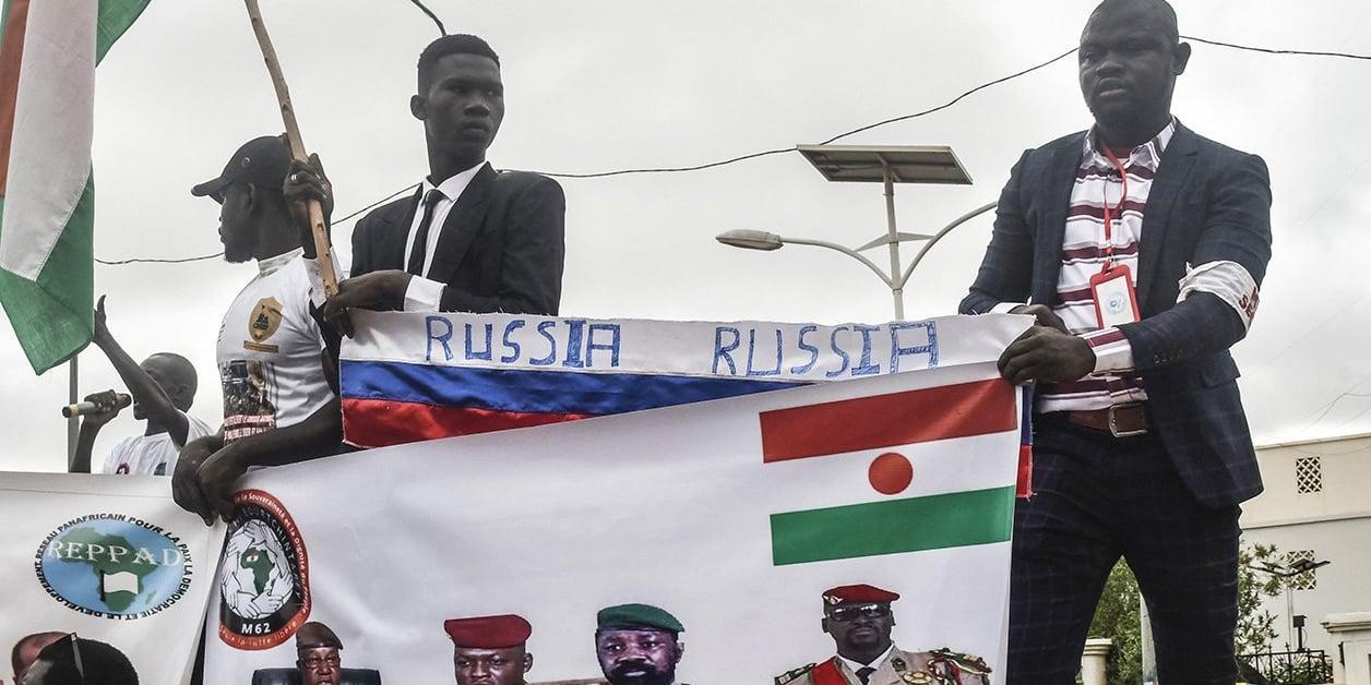 Abdourahamane Tiani et Assimi Goïta main dans la main à Bamako Abdourahamane Tiani et Assimi Goïta main dans la main à Bamako