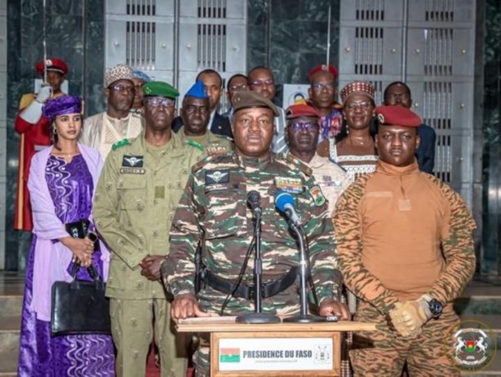 Le Général Abdourahamane TIANI salue la déclaration conjointe du Burkina Faso et du Mali en soutien au Niger et la création de l’Alliance des États du Sahel (AES) Le Général Abdourahamane TIANI salue la déclaration conjointe du Burkina Faso et du Mali en soutien au Niger et la création de l’Alliance des États du Sahel (AES)