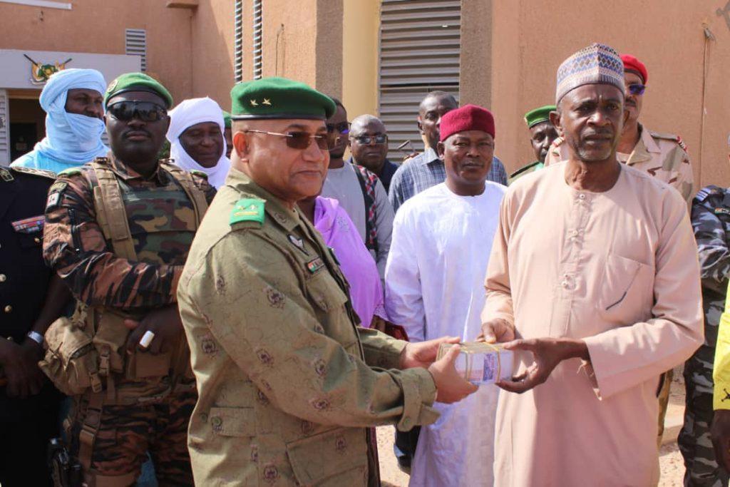Agadez : Le Gouverneur reçoit une collecte de 39.277 .600 F pour le Fonds de Solidarité pour la Sauvegarde de la Patrie (FSSP) Agadez : Le Gouverneur reçoit une collecte de 39.277 .600 F pour le Fonds de Solidarité pour la Sauvegarde de la Patrie (FSSP)