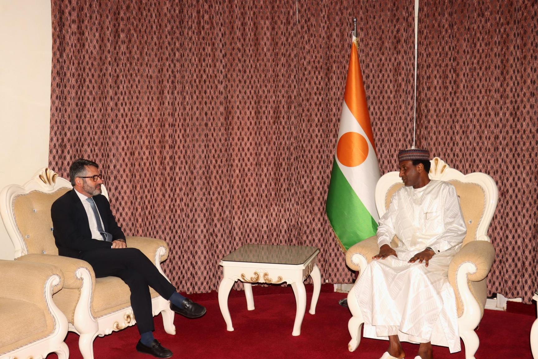 Niamey : Le Premier Ministre reçoit le chargé d’affaires de l’ambassade d'Italie au Niger Niamey : Le Premier Ministre reçoit le chargé d’affaires de l’ambassade d'Italie au Niger