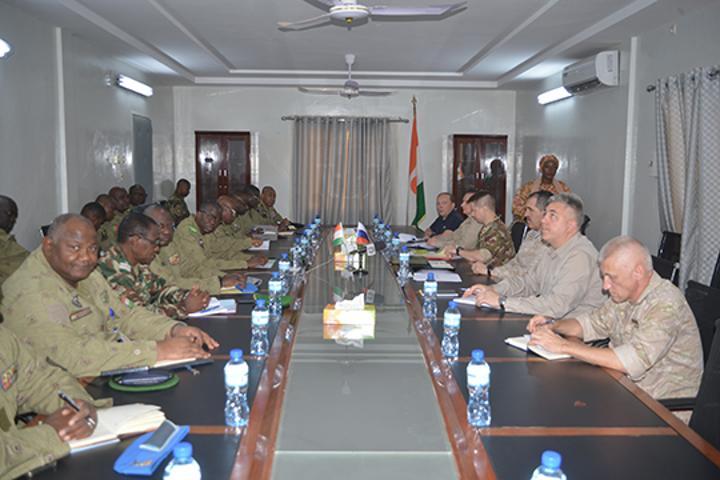 Coopération Niger-Russie : Les ministres de la Défense des deux pays échangent sur la coopération de défense Coopération Niger-Russie : Les ministres de la Défense des deux pays échangent sur la coopération de défense