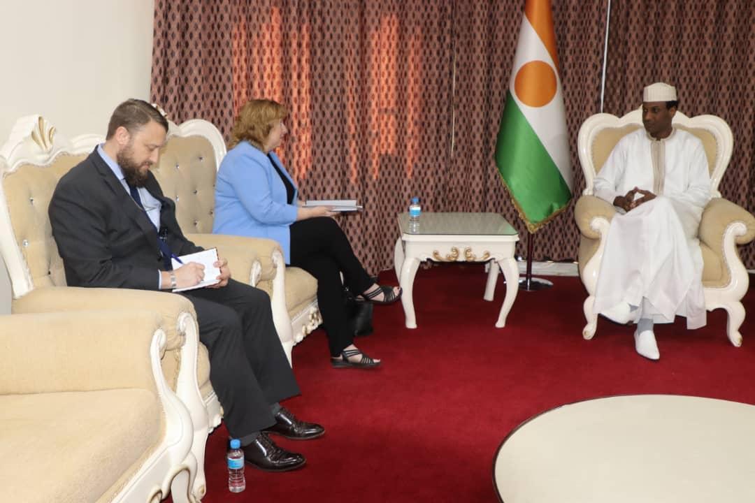 Niamey : Le Premier ministre reçoit Kathleen Fitzgibbon, Ambassadrice des Etats-Unis au Niger Niamey : Le Premier ministre reçoit Kathleen Fitzgibbon, Ambassadrice des Etats-Unis au Niger
