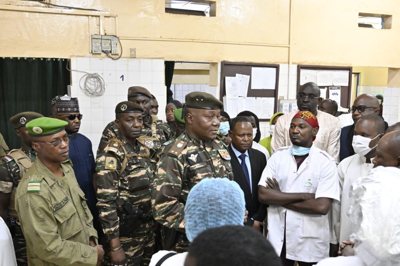 Niamey : Le Général Abdourahamane Tiani visite l’hôpital national et le siège de la COLDEFF Niamey : Le Général Abdourahamane Tiani visite l’hôpital national et le siège de la COLDEFF