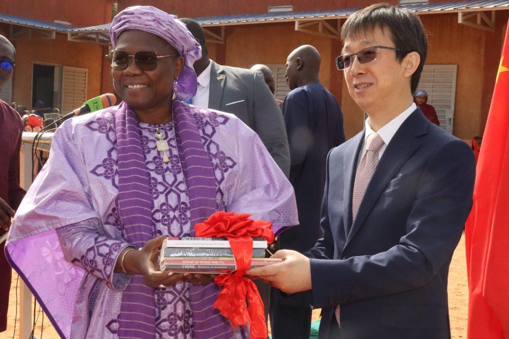 Cérémonie Officielle de Réception de Cinq (5) Salles de Classes à l’école Boukoki 1 : L’ambassade de Chine s’engage dans l’amélioration du cadre d’apprentissage des élèves Cérémonie Officielle de Réception de Cinq (5) Salles de Classes à l’école Boukoki 1 : L’ambassade de Chine s’engage dans l’amélioration du cadre d’apprentissage des élèves