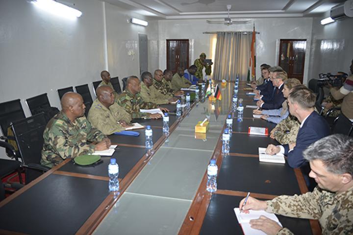 Séance de travail au Ministère de la Défense Nationale avec une délégation allemande : Plusieurs sujets d’intérêts communs discutés dont la relance du Projet de construction de l’Hôpital militaire de référence à Niamey Séance de travail au Ministère de la Défense Nationale avec une délégation allemande : Plusieurs sujets d’intérêts communs discutés dont la relance du Projet de construction de l’Hôpital militaire de référence à Niamey