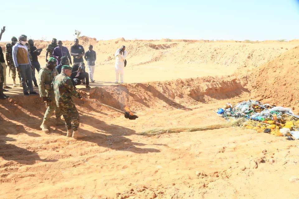 Agadez : Incinération d’une importante quantité de divers produits prohibés Agadez : Incinération d’une importante quantité de divers produits prohibés