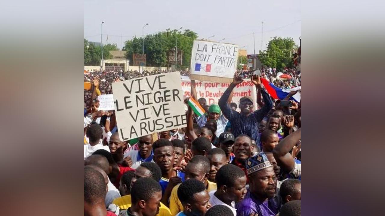 Zinder au Niger célèbre le départ des forces françaises, marquant la souveraineté retrouvée Zinder au Niger célèbre le départ des forces françaises, marquant la souveraineté retrouvée